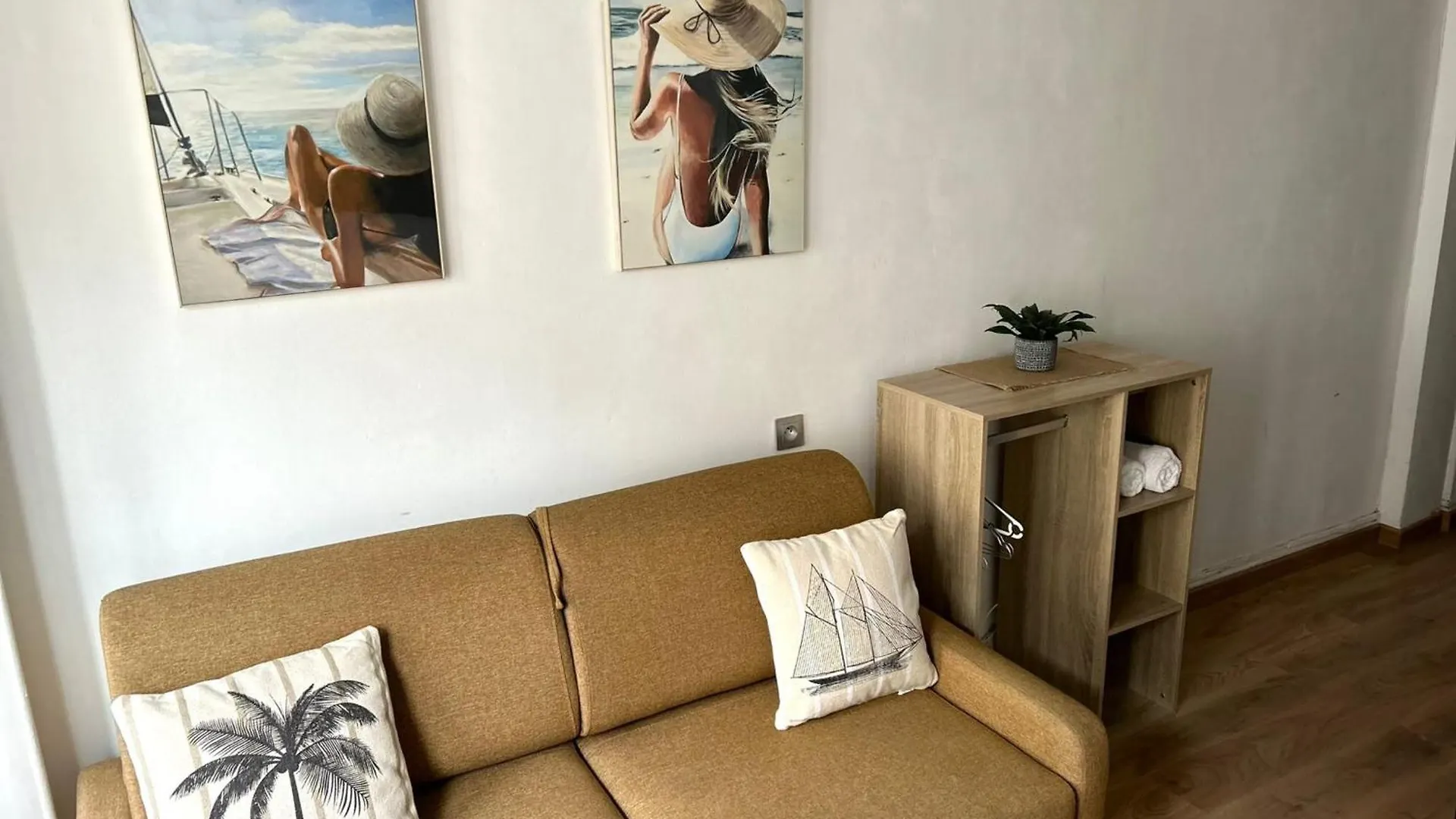 A Pretty Love Nest In Nice 0*,  Francie