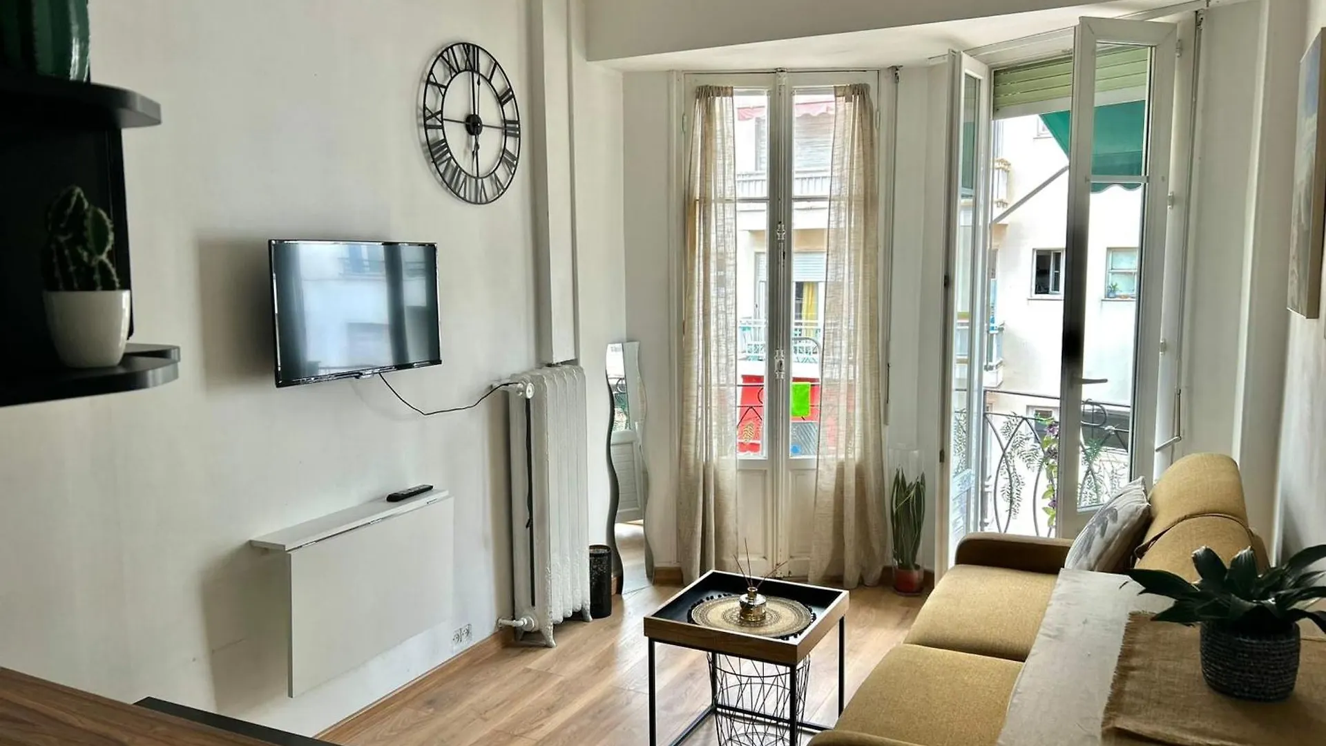 A Pretty Love Nest In Nice